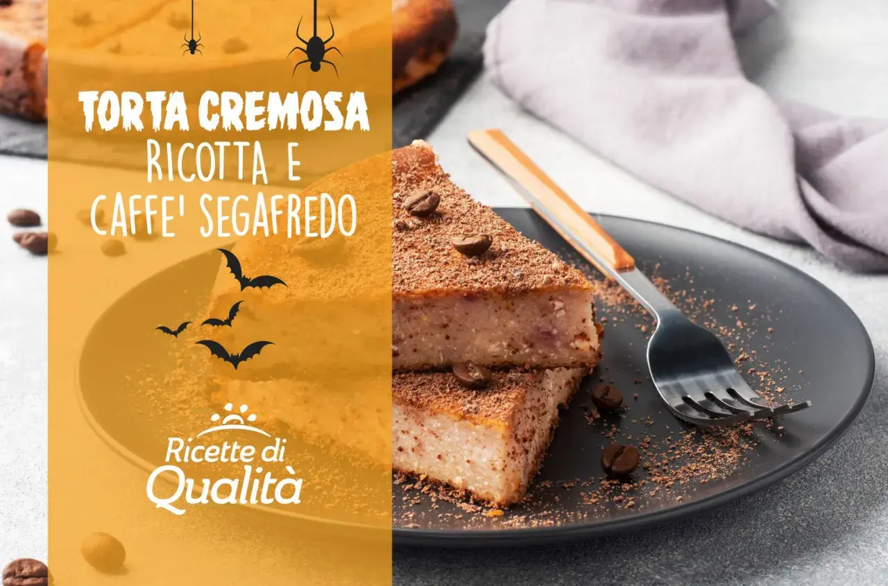 Fetta di torta cremosa ricotta e caffè, guarnita con cioccolato grattugiato e chicchi di caffè.