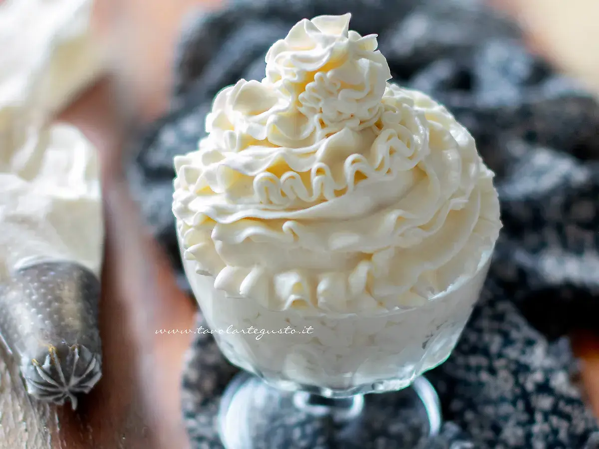Coppa di golosa crema di latte, decorata con una sac à poche, pronta per essere gustata.