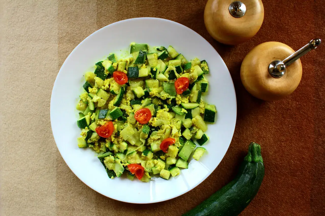 Zucchine saltate con pomodorini e uova, un'idea per ricette con quark leggere e gustose.