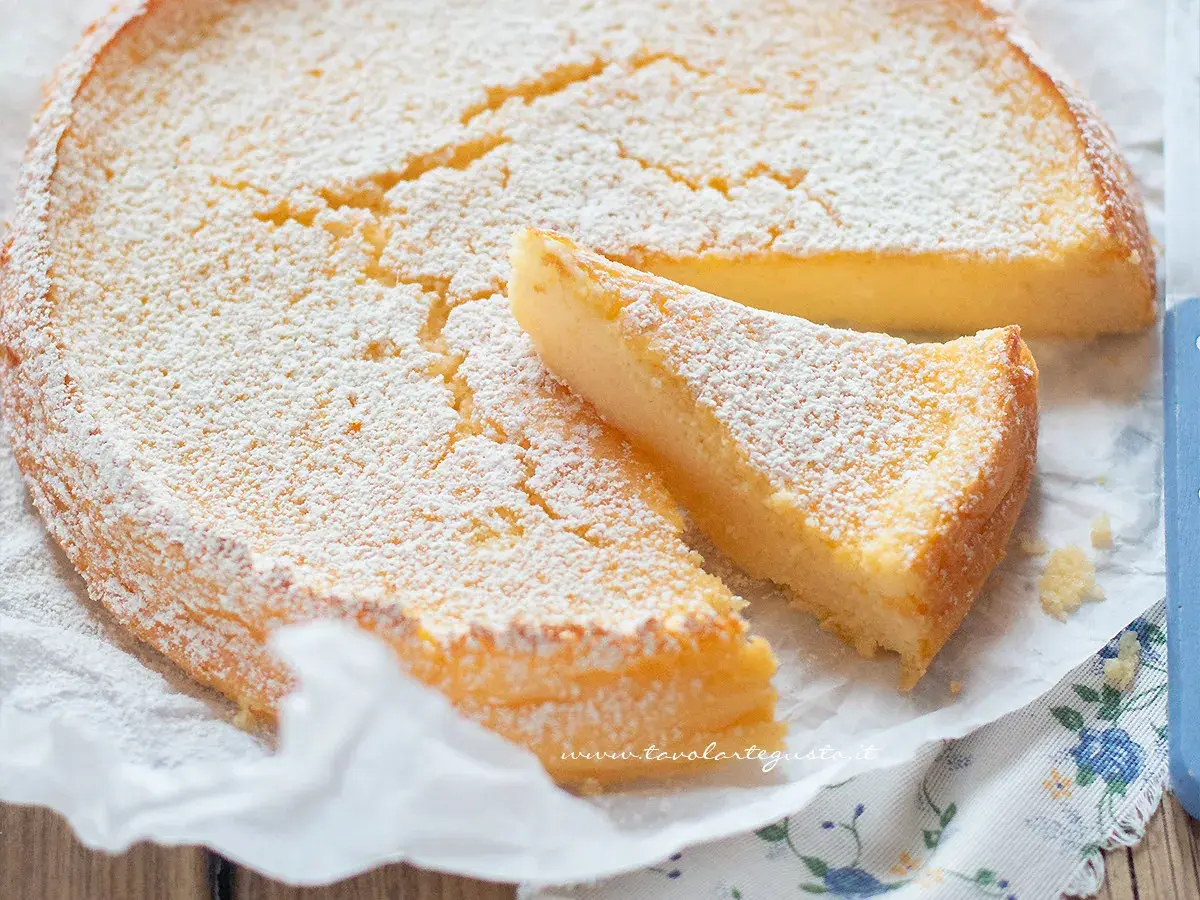 Torta soffice alla ricotta al limone, spolverata di zucchero a velo. Un dolce leggero, ideale per chi cerca informazioni sulle calorie.