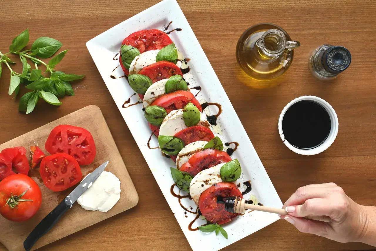 Caprese: un classico degli abbinamenti formaggi e verdure. Pomodori, mozzarella e basilico conditi con olio e aceto balsamico.
