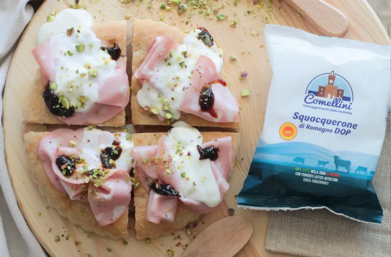 Focaccia con mortadella, squacquerone, confettura e pistacchi. Un'idea per squacquerone ricette veloci e gustose.