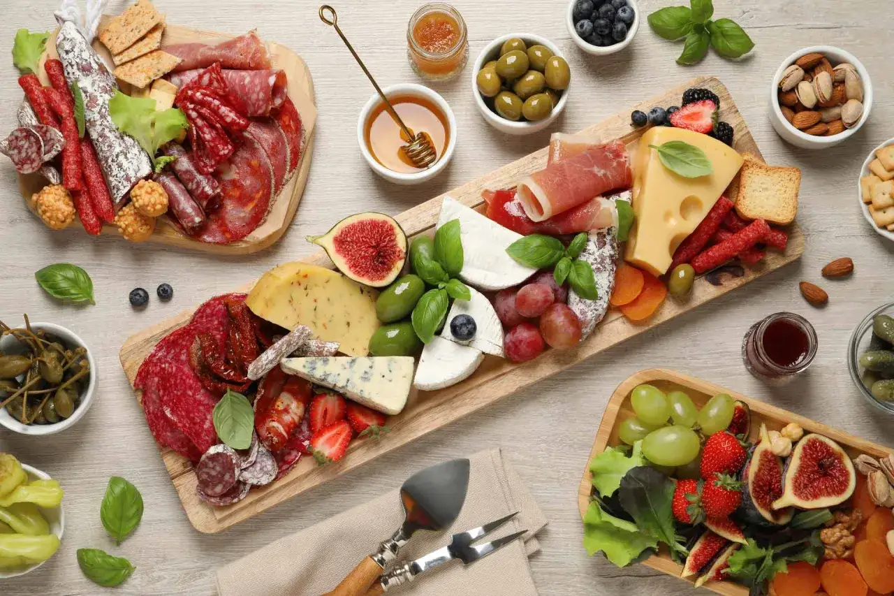 Vasta selezione di salumi, formaggi e frutta fresca, un tripudio di sapori per perfetti abbinamenti formaggi e frutta.