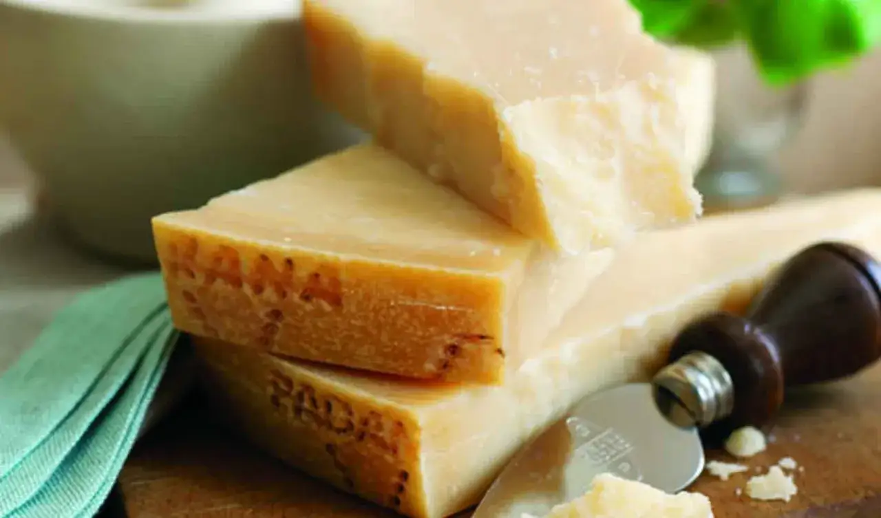 Pezzi di Grana Padano, un formaggio saporito che, se consumato in eccesso, potrebbe contribuire a far ingrassare.
