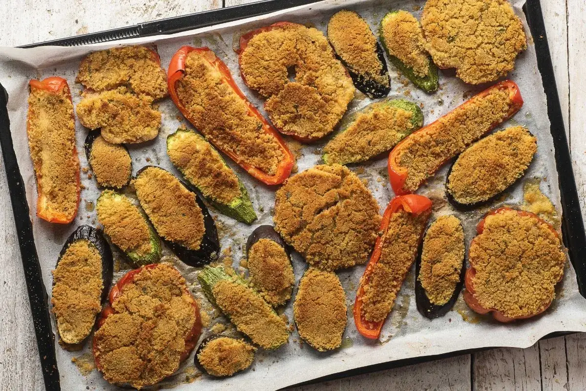 Verdure gratinate al forno con formaggio, un tripudio di sapori e colori: peperoni, zucchine e melanzane dorate e croccanti.