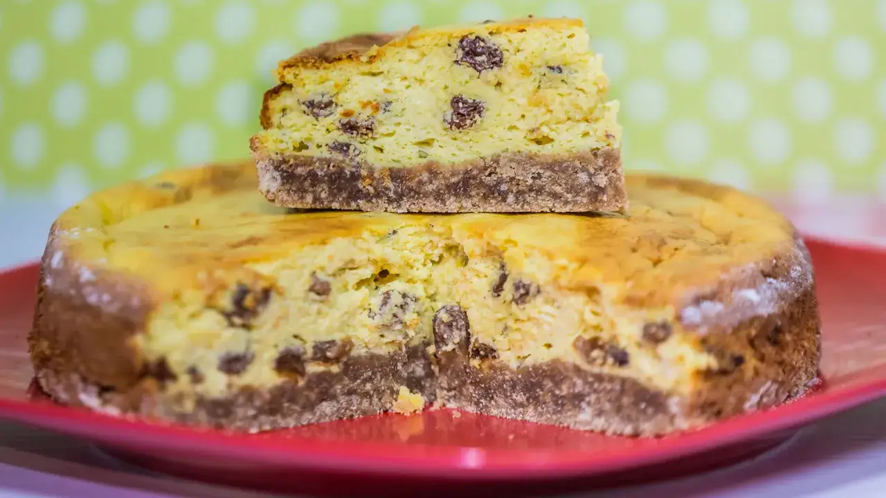 Cheesecake con uvetta, un classico tra le ricette con quark. Base croccante e ripieno morbido e goloso.