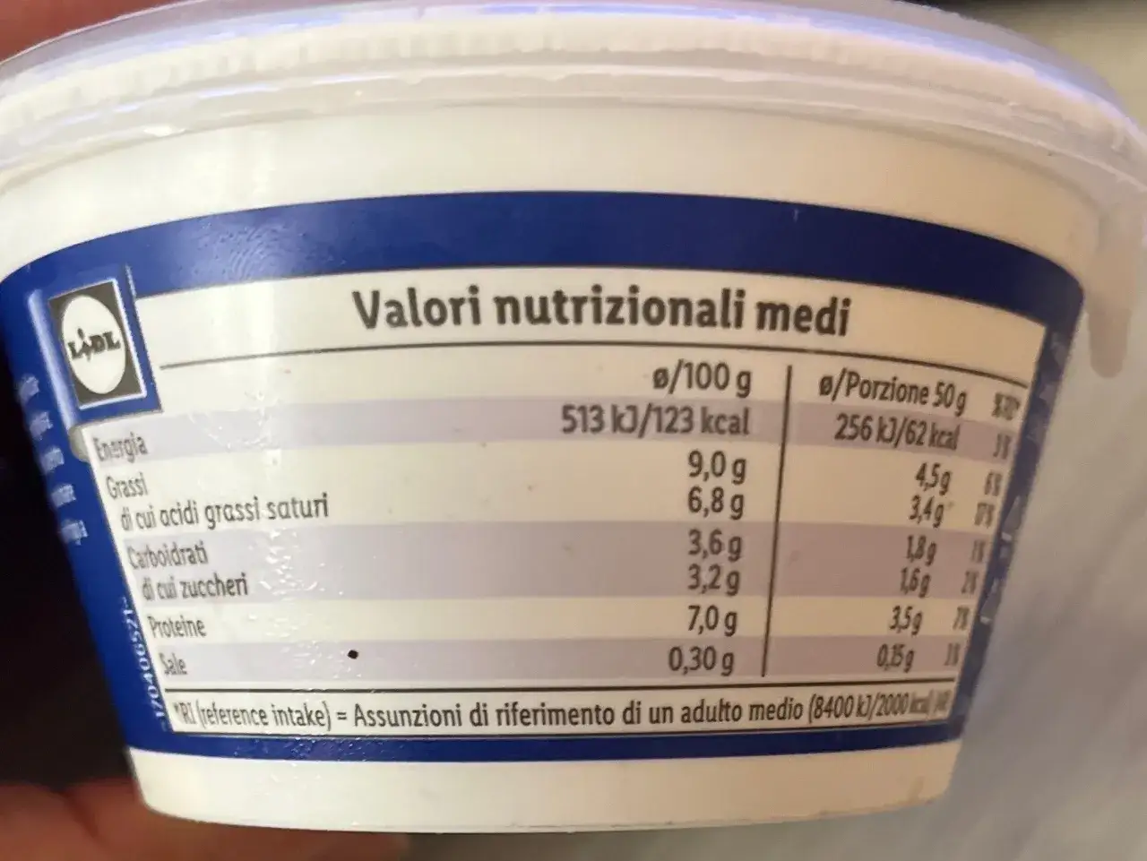 Etichetta nutrizionale per ricotta: 123 kcal per 100g. Grassi 9g, zuccheri 3,2g.