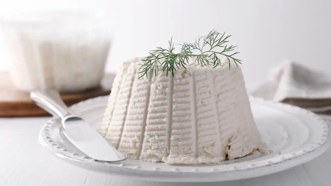 Ricotta fresca, dalla consistenza soffice e profumata, guarnita con un rametto di aneto. Ideale per chi cerca una ricotta più magra e leggera.