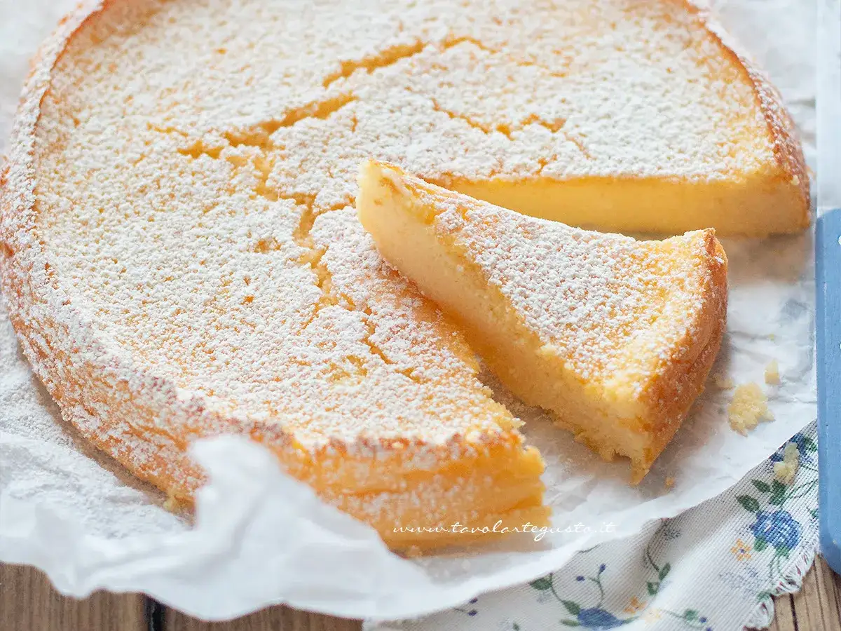 Torta soffice di ricotta al limone, spolverata di zucchero a velo. Un dolce leggero, ideale per chi cerca informazioni sulle ricotta al limone calorie.