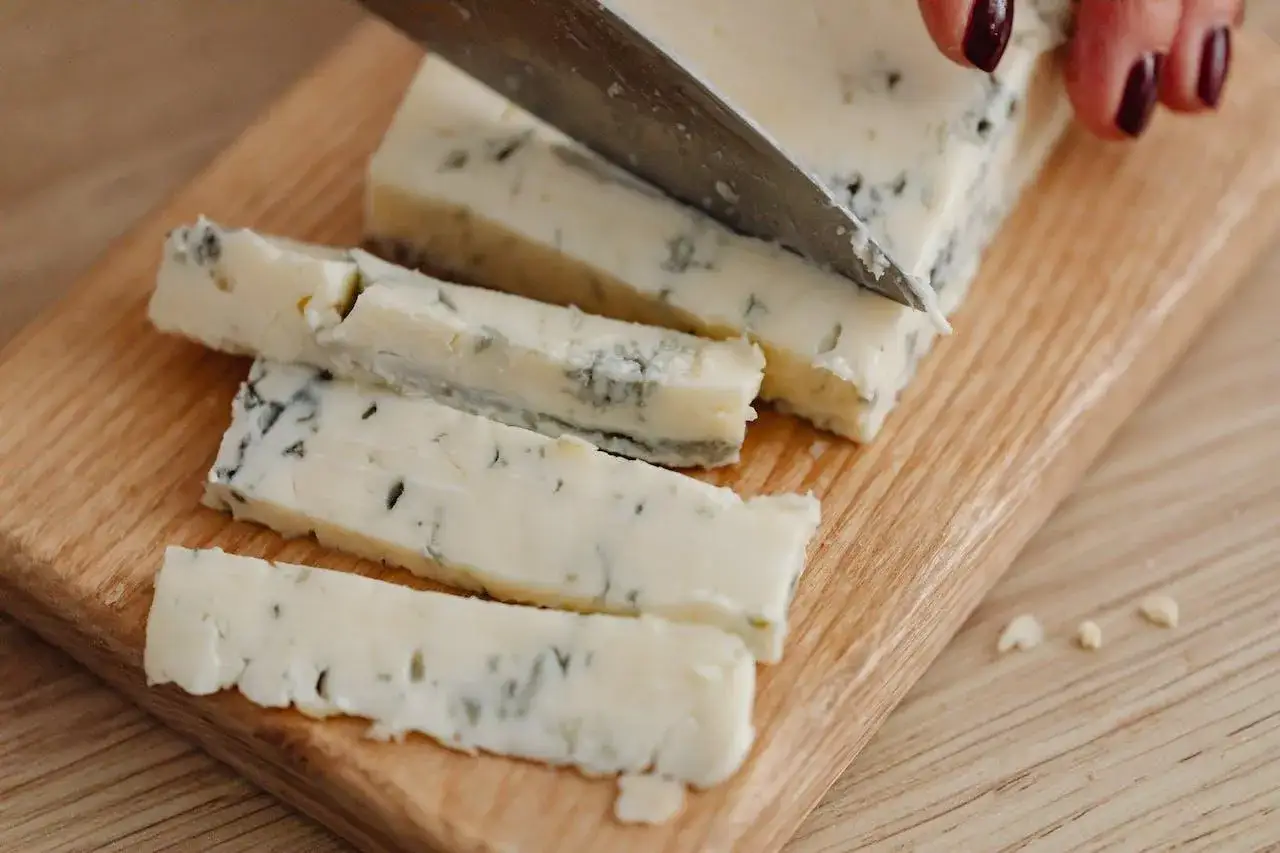 Fetta di gorgonzola su tagliere, un piacere per chi aspetta un bambino.