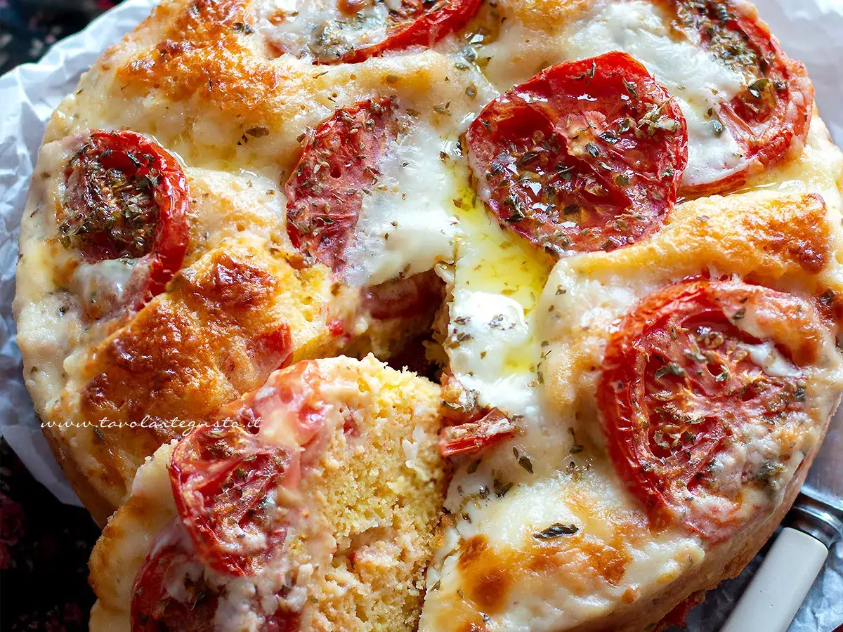Torta salata con uova e stracchino, pomodori e formaggio fuso, un'esplosione di sapori.