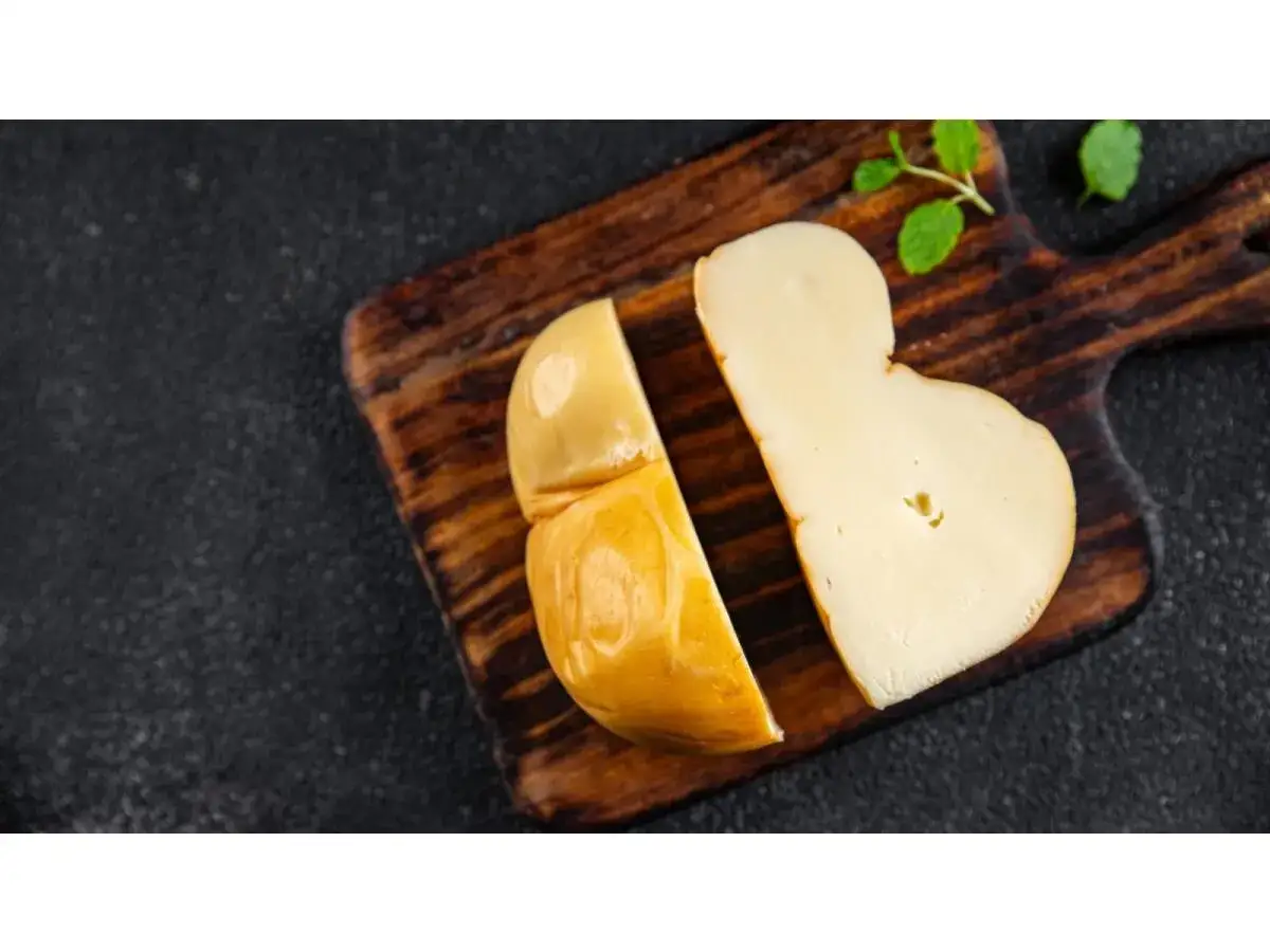 Scamorza affumicata su tagliere, perfetta per una gravidanza serena e gustosa.