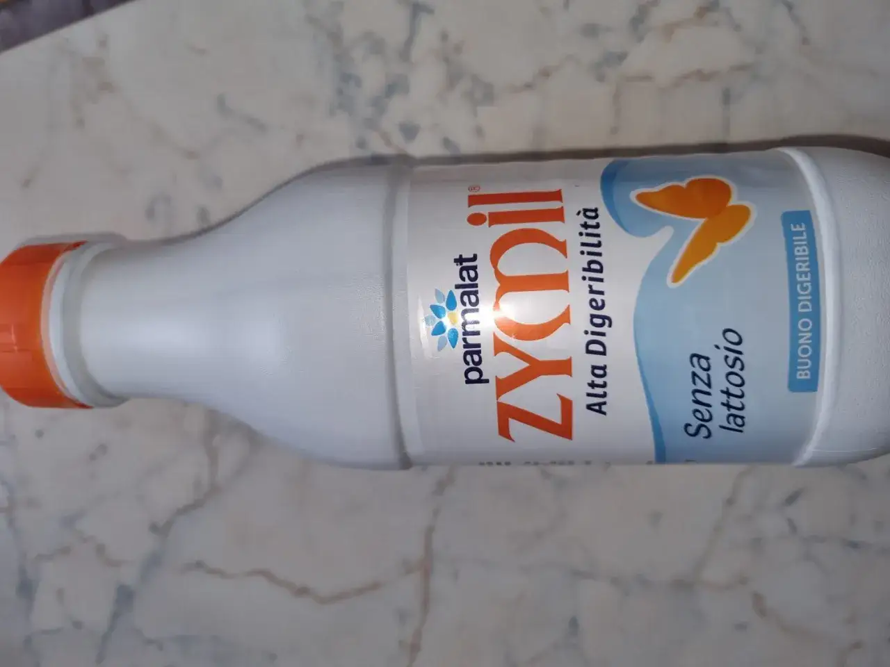 Bottiglia di Zymil senza lattosio, ideale per chi è in gravidanza e cerca un prodotto digeribile.
