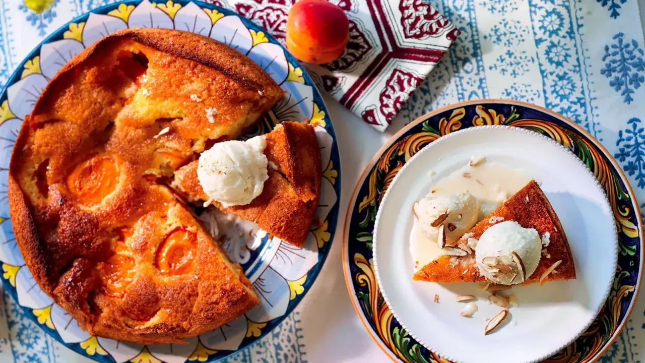 Deliziosa torta albicocche e yogurt, servita con gelato e mandorle. Un dolce perfetto per l'estate.