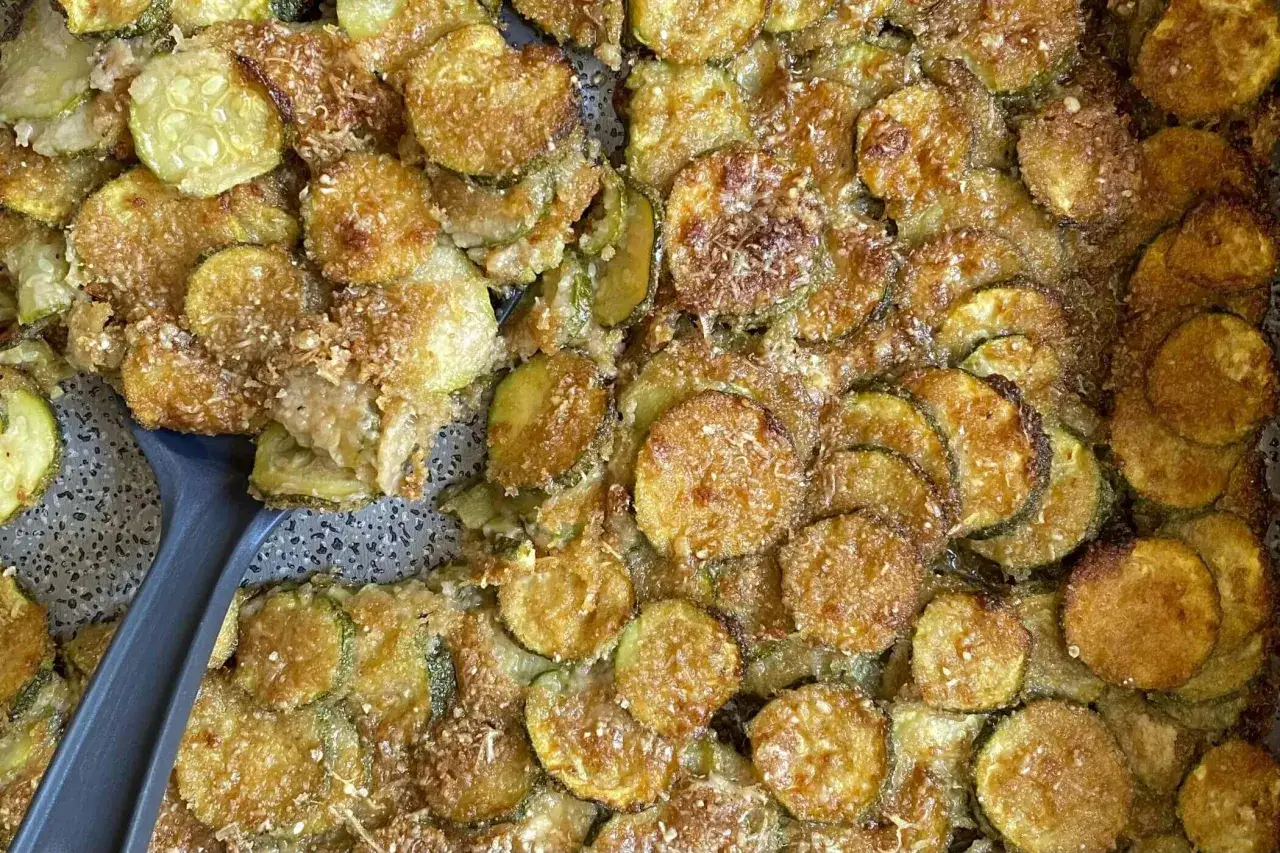 Fette di zucchine al forno, dorate e croccanti, con pangrattato e parmigiano. Un contorno saporito e facile da preparare.