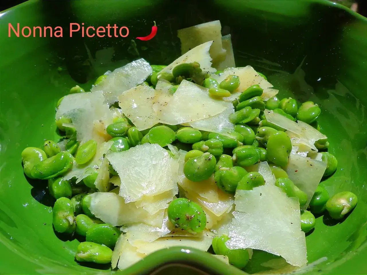 Baccelli freschi e scaglie di pecorino, un piatto semplice e gustoso preparato da Nonna Picetto.