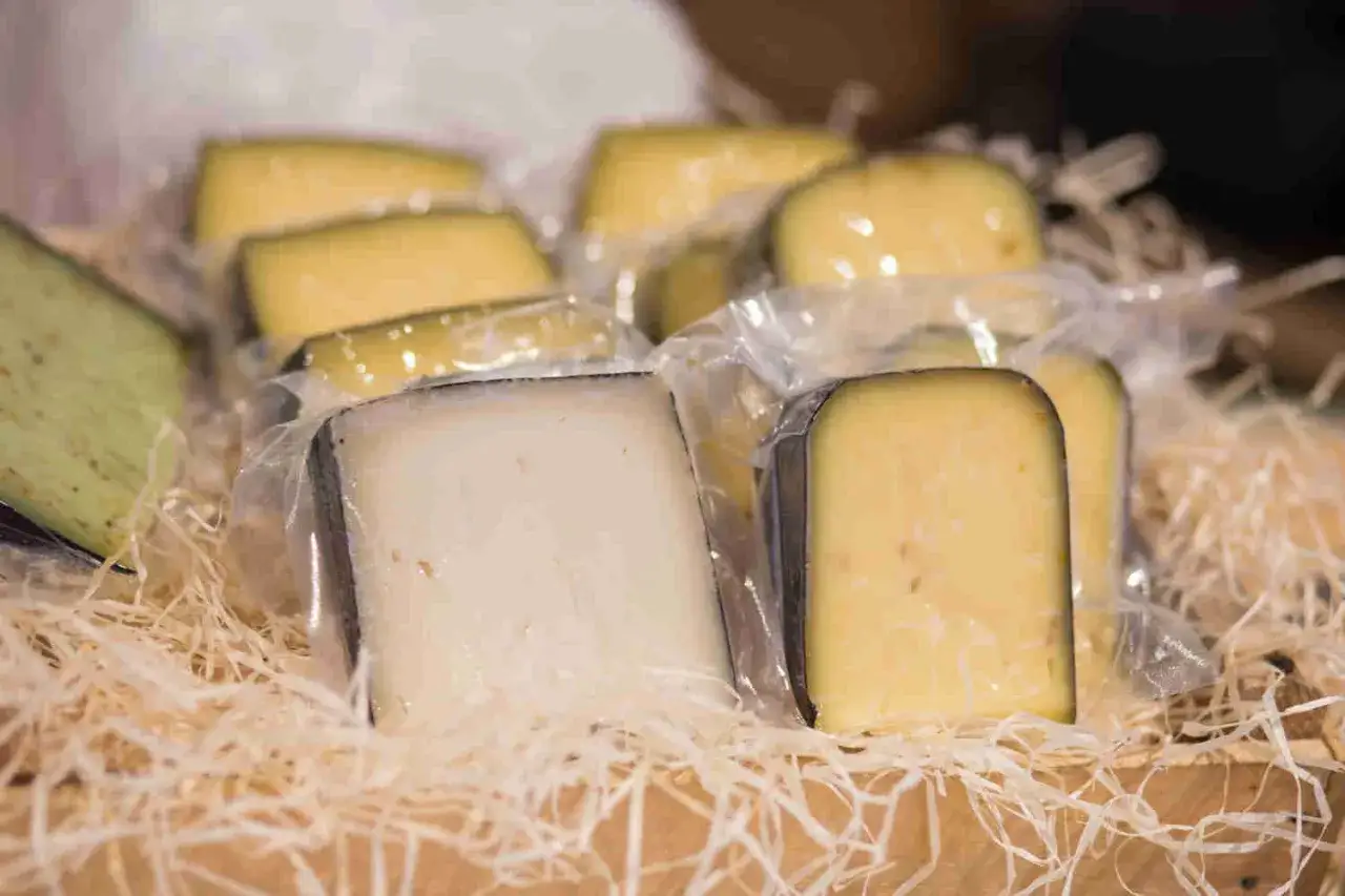 Formaggio sottovuoto quanto dura? Diverse forme di formaggio confezionate singolarmente, pronte per essere gustate.
