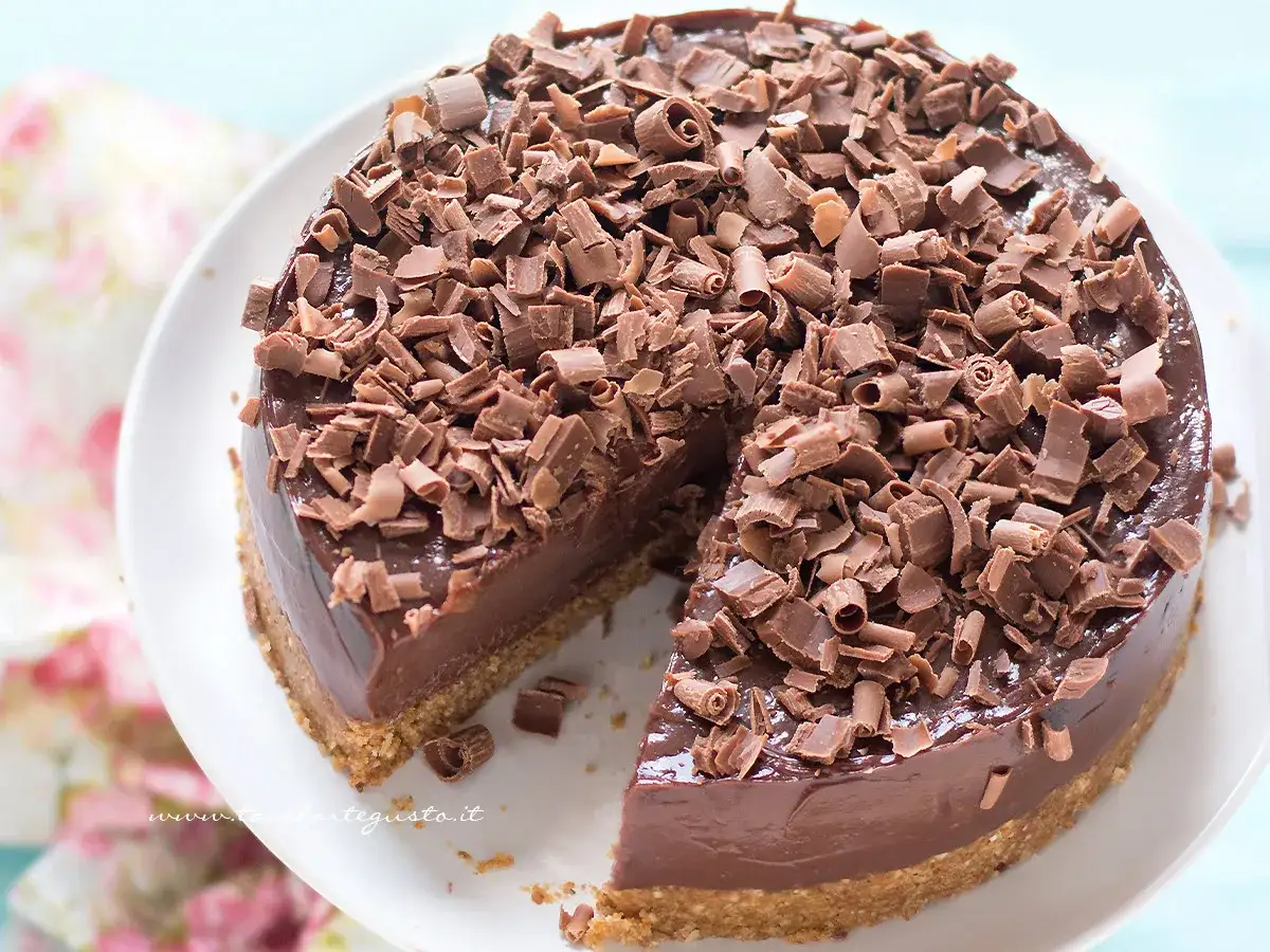 Cheesecake alla Nutella e mascarpone, ricoperta di riccioli di cioccolato fondente. Una delizia per gli occhi e per il palato.