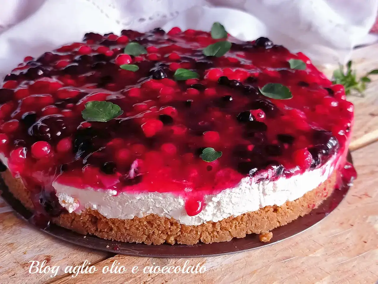 Cheesecake con yogurt greco e frutti di bosco, una delizia fresca e golosa.