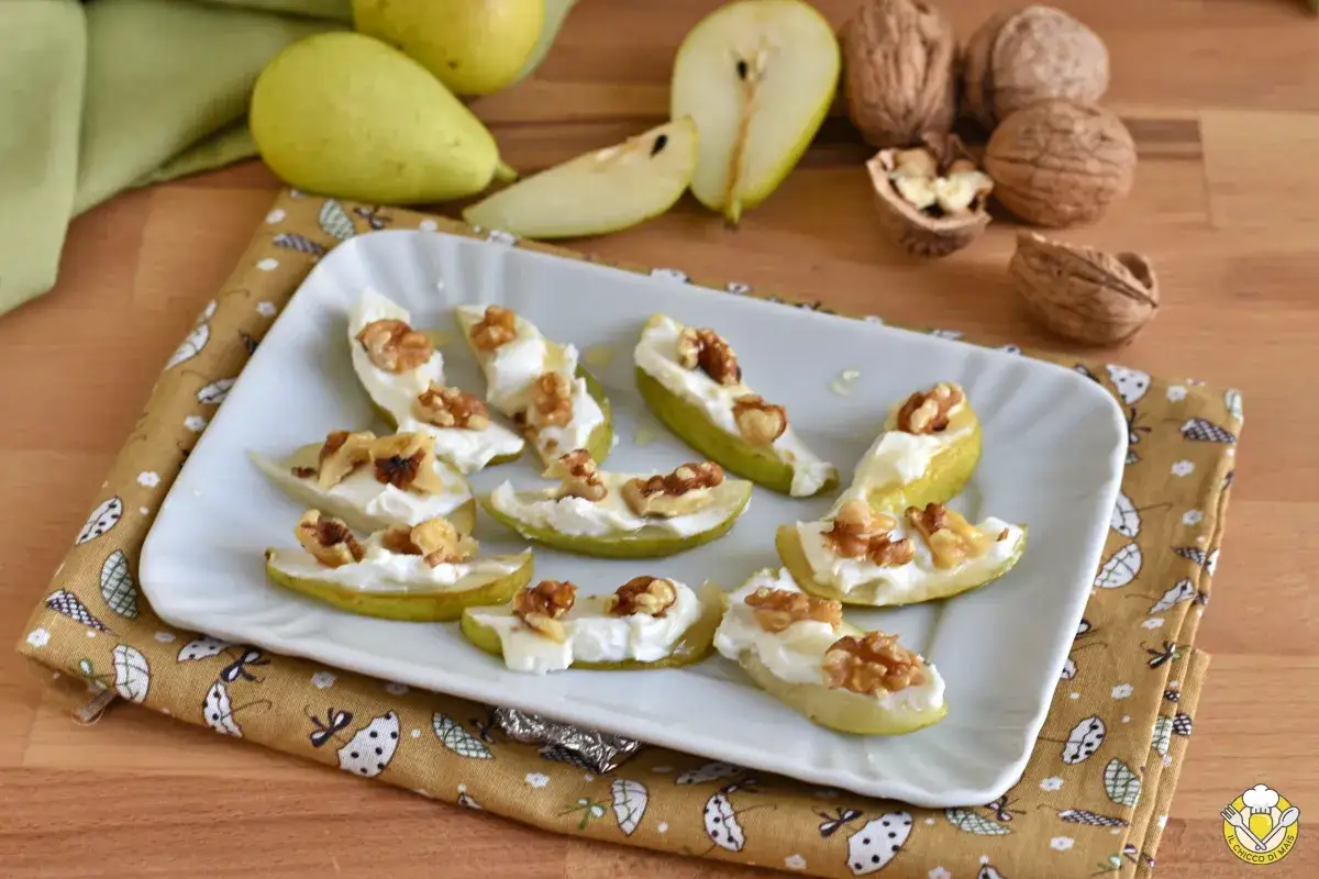 Fette di pera con formaggio cremoso e noci, una deliziosa composta di pere per formaggi, guarnite con miele.