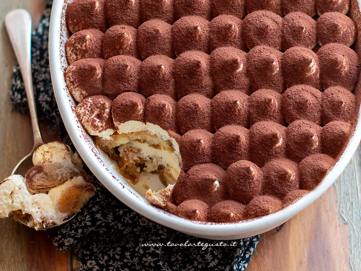 Tiramisù cremoso, pronto per essere gustato. La ricetta tiramisù con 500 g di mascarpone è un successo assicurato.