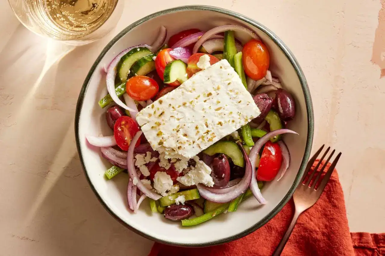 Insalata greca con abbondante feta. Attenzione, la feta fa ingrassare, ma &egrave; cos&igrave; buona!