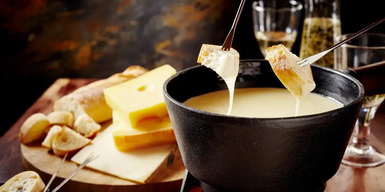 Una deliziosa fondue savoyarde ricetta, con pane croccante intinto nel formaggio fuso.