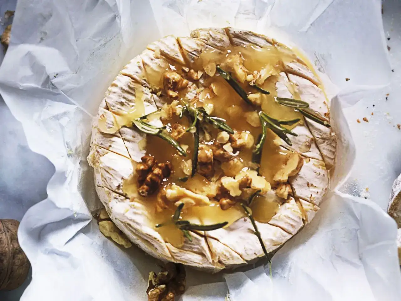 Formaggio fuso con noci e rosmarino, un piacere che fa ingrassare ma ne vale la pena.