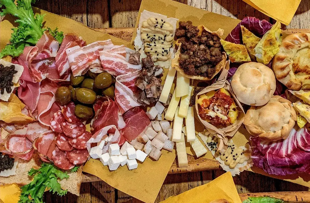 Un ricco tagliere con salumi, olive, pane, frittata e diversi formaggi sardi, un vero tripudio di sapori.